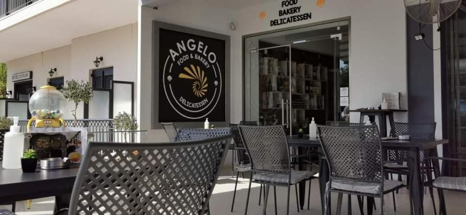 Angelo Cafe Hotel Толон Екстериор снимка